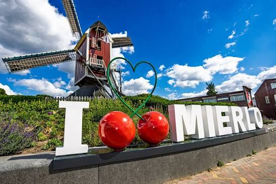 De molen met het I love Mierlo-monument